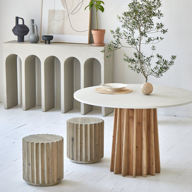 Mesa de comedor en madera importada en acabado natural y cubierta de concreto en color blanco cepillado.