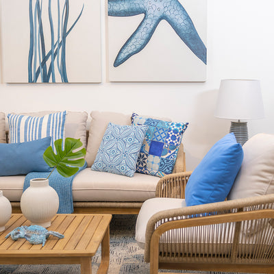 Cojín de Caleidoscopio Azul, estilo étnico, tonalidades azules vibrantes, cojín mosaico, cojín mándalas, estilo boho, étnico, contemporáneo, cojín tonos mediterráneos.
