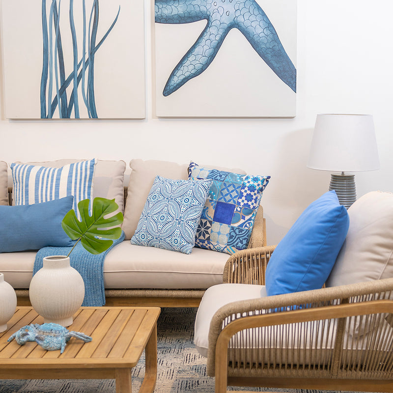 Cojín de Caleidoscopio Azul, estilo étnico, tonalidades azules vibrantes, cojín mosaico, cojín mándalas, estilo boho, étnico, contemporáneo, cojín tonos mediterráneos.