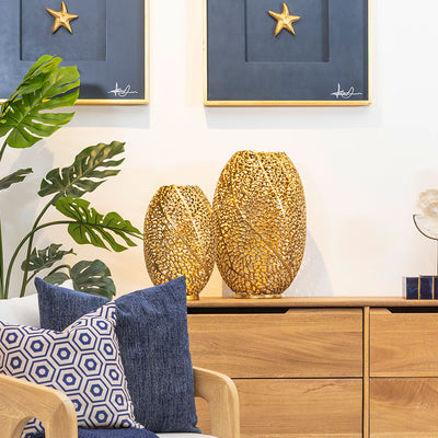 Jarrón Calado, acabado dorado envejecido, estructura metálica calada, tipo filigrana, jarrón para recibidores, salas o consolas contemporáneas, estilos glam, minimalistas o clásicos con un giro moderno.
