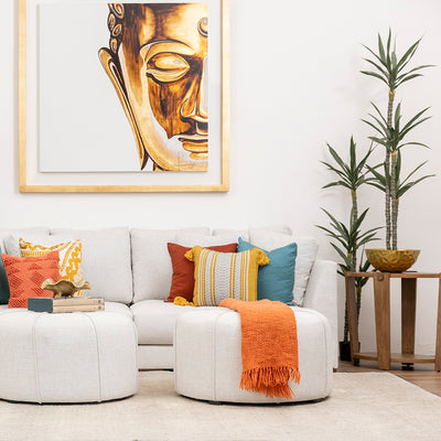 Maceta Planta Sisal artificial, maceta de polietileno, maceta de tierra artificial, árbol de sisal artificial, hojas verdes, verde amarillento, tronco marrón texturizado, maceta negra, tronco texturizado, soporte redondo negro.