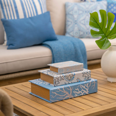 Set 3 Alhajero Libro Coral, cajas decorativas, tonos relajante, texturas orgánicas, madera de MDF, alhajero de lienzo azul claro mate, caja rectangular, alhajero tipo libro de tapa dura, estampados de vida marina en tonos crema, gris pardo, detalles en papel amarillo, estilo costero, elegante.