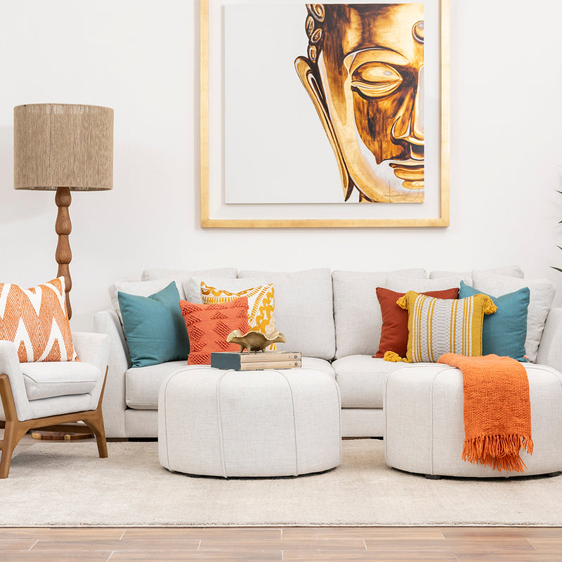 Sofá Must, estilizado, acogedor, estructura de madera solida, dos sofás tipo esquinero tapizados, tela color beige, cómodos cojines, estilo contemporáneo, moderno o ecléctico.